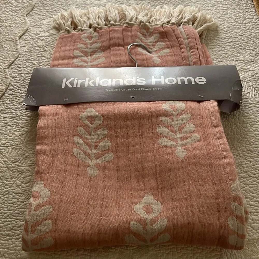 NWT Kirklands
Our Coral Flower Reversible Gauze Throw - Picture 8 of 8